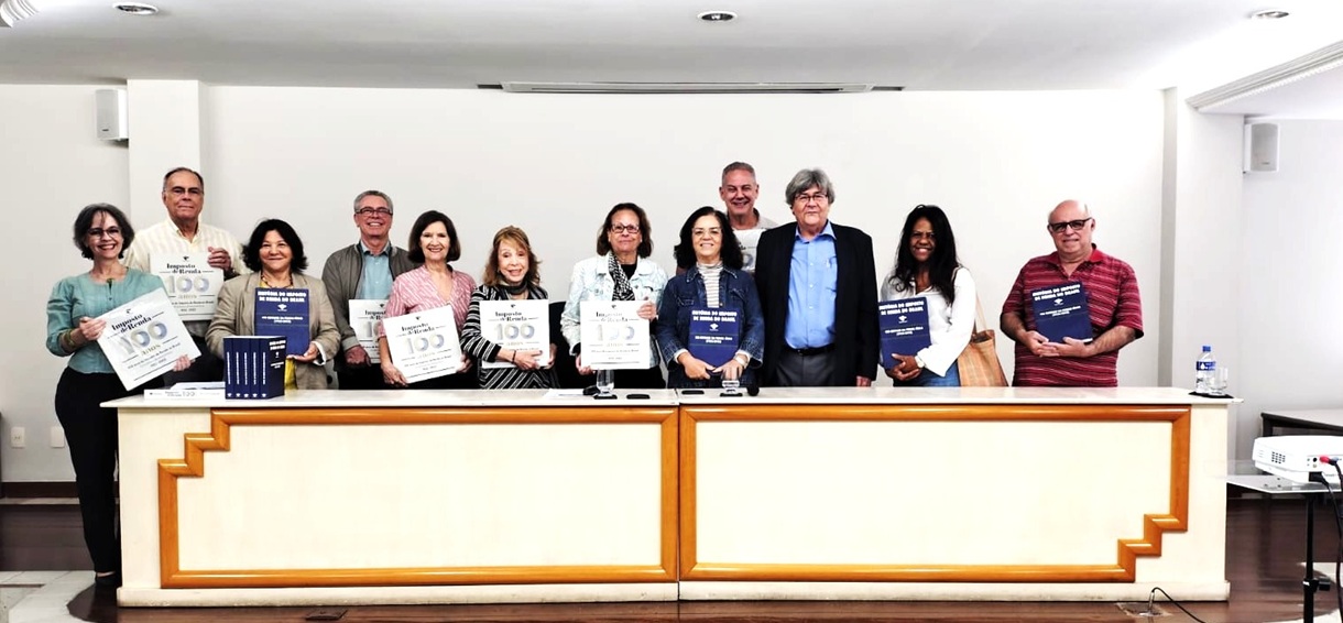 Cristóvão da Nóbrega presenteia colegas com palestra especial e livros sobre a história do IR no Brasil